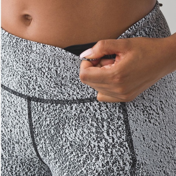 Lululemon Speed Tight V
Power Luxtreme Spray Jacquard White Black/Black Size 10 - Picture 8 of 15